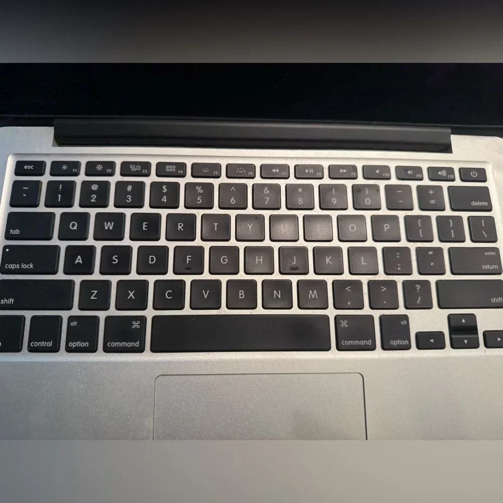 MACBOOK 2013 Pro Silver 13 Inch 256gb LIKE NEW CONDITION Charger REFURBISED :)